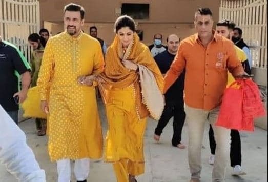 जेल से बाहर आने के बाद पहली बार पत्नी शिल्पा शेट्टी संग दिखे राज कुंद्रा, मंदिर में टेका मत्था, PHOTOS