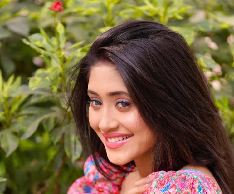 'ये रिश्ता क्या कहलाता है' की नायरा ने लेटेस्ट फोटोज से फैंस पर चलाया जादू, फ्लोरल ड्रेस में दिखी खूबसूरत