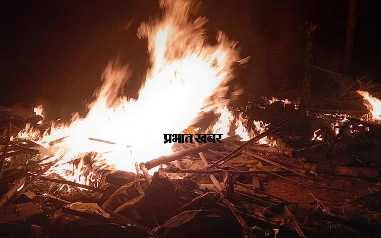 गढ़वा में मवेशी काटने का मामला: आरोपियों की दुकानों को जलाया, खरौंधी बाजार के दुकानदारों में भय का माहौल