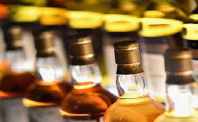 शराब के साथ महिला व युवक गिरफ्तार