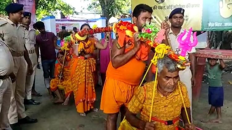 Sawan 2022: माता-पिता को कांवर पर बैठाकर बाबाधाम निकले बेटा-बहू, जानिये कलयुग के श्रवण कुमार की कहानी