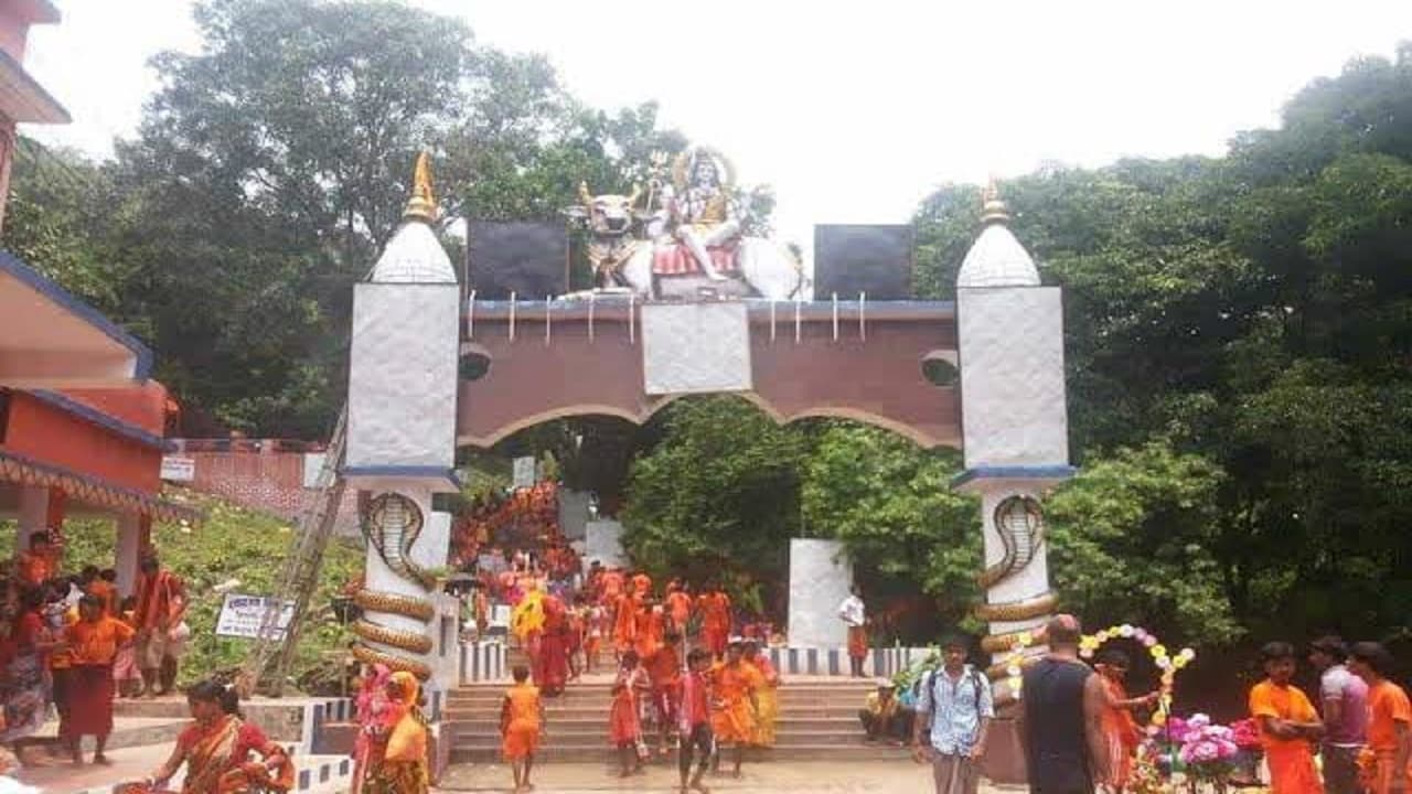 श्रावणी मेला 2022 : झारखंड के मिनी बाबाधाम गजेश्वरनाथ धाम में शिवलिंग पर होता रहता है अनवरत जलाभिषेक श्रावणी मेला 2022 : झारखंड के मिनी बाबाधाम गजेश्वरनाथ धाम में शिवलिंग पर होता रहता है अनवरत जलाभिषेक
