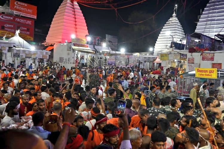 Jharkhand : सावन सोमवारी पर बाबा बैद्यनाथ मंदिर में उमड़ा भक्तों का सैलाब, तस्वीरों में करें देवघर दर्शन