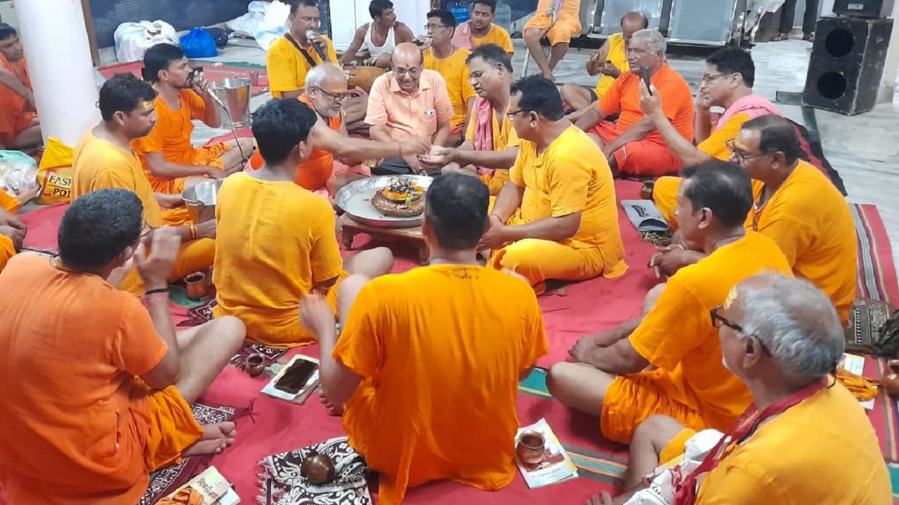 श्रावणी मेला 2023: सुबह-शाम 4 घंटे का रुद्राभिषेक, गुजरात का जत्था डेढ़ लाख मंत्र जाप कर पहुंचता है देवघर