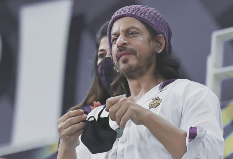 वायरल हो रहा है शाहरुख खान का नया लुक, बड़े बालों में कहीं नए फिल्म की तो नहीं कर रहे है तैयारी