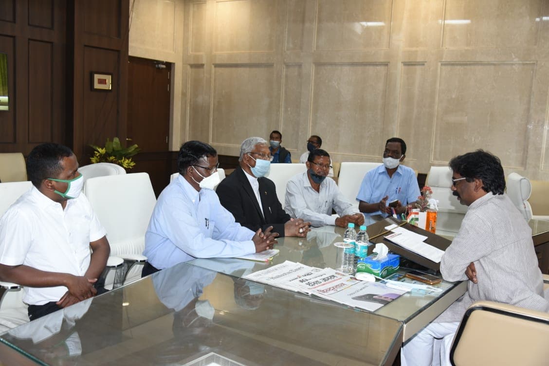 Jharkhand News : सीएम हेमंत सोरेन से मिले विधायक चमरा लिंडा, अल्पसंख्यक विद्यालयों में लंबित वेतन निर्धारण को कैबिनेट से स्वीकृति के लिए जताया आभार Jharkhand News : सीएम हेमंत सोरेन से मिले विधायक चमरा लिंडा, अल्पसंख्यक विद्यालयों में लंबित वेतन निर्धारण को कैबिनेट से स्वीकृति के लिए जताया आभार