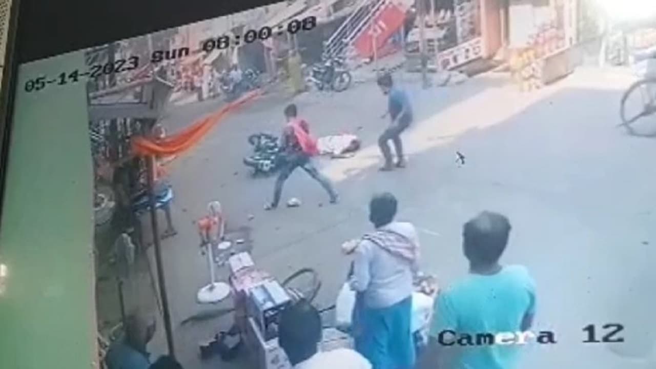 बिहार: भोजपुर में अपराधियों को दुस्साहस, मुखिया के पति को बीच बाजार सिर में मारी गोली