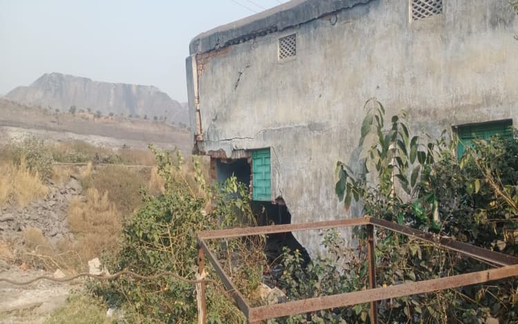 Jharkhand News: धनबाद के सिजुआ में एक बार फिर भू-धंसान, लाखों की संपत्ति जमींदोज