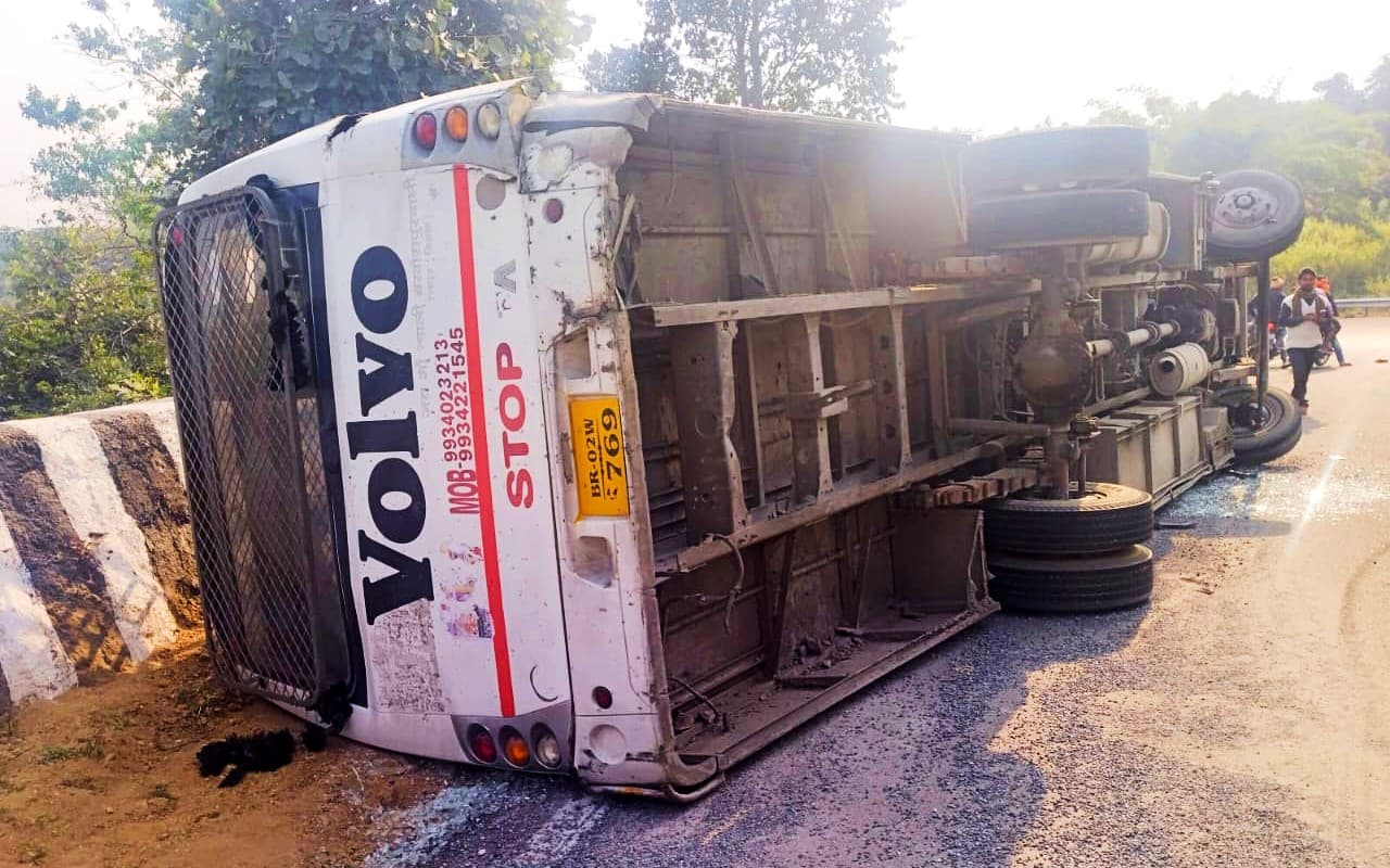 64 स्कूली बच्चों को लेकर बिहार के गया से हुंडरू फॉल जा रही बस रांची में पलटी, 20 घायल, 5 रिम्स रेफर