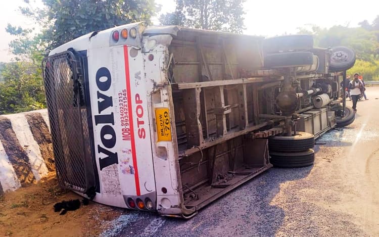 64 स्कूली बच्चों को लेकर बिहार के गया से हुंडरू फॉल जा रही बस रांची में पलटी, 20 घायल, 5 रिम्स रेफर