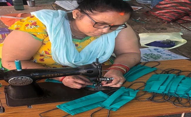 कोरोना से जंग: डॉक्टर की पत्नी गरीबों के लिये रोज बना रही 200 से अधिक मास्क, एमबीबीएस बेटा कर रहा लोगों को सैनिटाइज