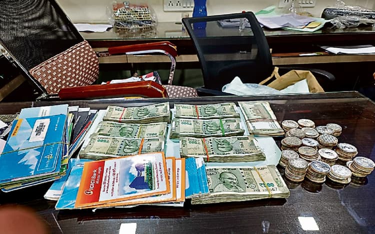 झारखंड के विधायकों तक पैसे पहुंचाने वाले व्यवसायी के यहां छापा, 3 लाख से अधिक रकम व चांदी के सिक्के बरामद