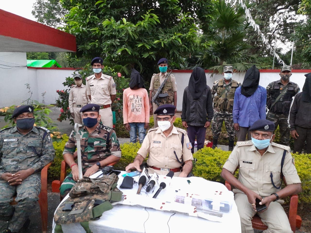 झारखंड में नक्सलियों के खिलाफ अभियान में मिली सफलता, हथियार के साथ पीएलएफआई के चार सदस्य गिरफ्तार