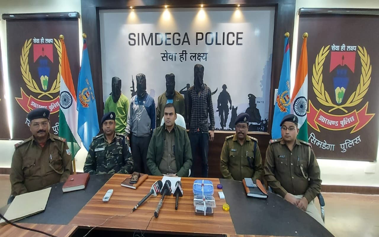 सिमडेगा पुलिस ने रांची से अंतरराज्यीय डीजल चोर गिरोह के 4 सदस्य को किया गिरफ्तार, 400 लीटर डीजल भी बरामद