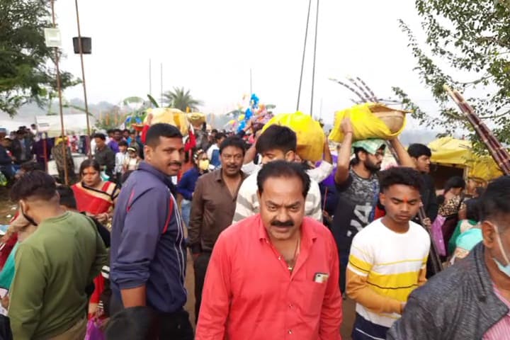 Chhath Puja 2020 : छठव्रतियों ने शंख नदी में उदीयमान सूर्य को दिया अर्घ, छठी मैया से की कोरोना से मुक्ति की कामना