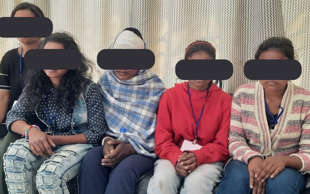दिन भर डरी रहती थी, रात को नहीं आती थी नींद, गुरुग्राम में प्रताड़ित बच्ची ने सिमडेगा में सुनाया दर्द दिन भर डरी रहती थी, रात को नहीं आती थी नींद, गुरुग्राम में प्रताड़ित बच्ची ने सिमडेगा में सुनाया दर्द