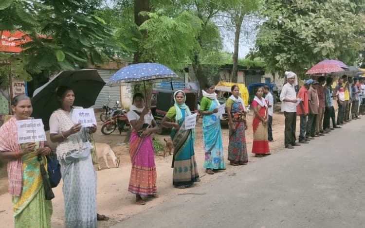 मणिपुर हिंसा का विरोध : सिमडेगा में ईसाई कैथोलिक समाज ने बनायी 75 किमी मानव शृंखला