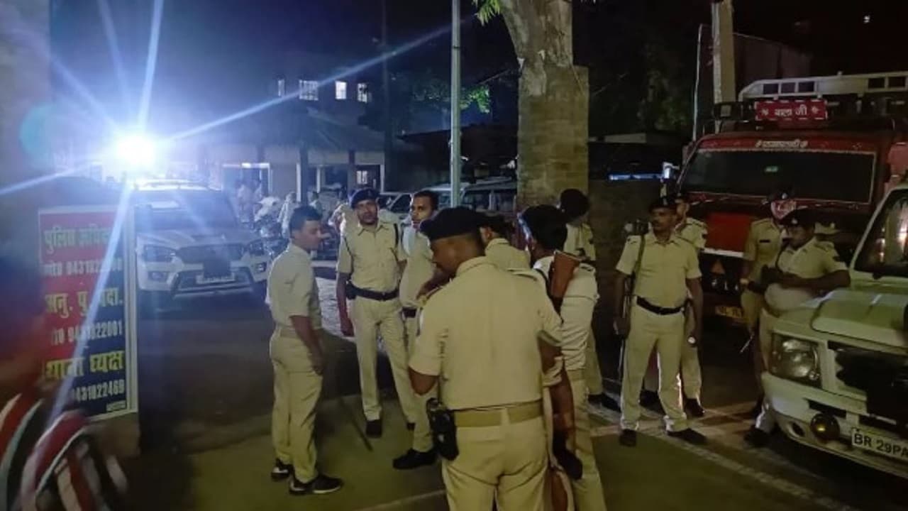 बिहार: भागलपुर और सीवान में पुलिस पर जानलेवा हमला, गिरफ्तार आरोपित को छुड़ाकर ले गयी भीड़