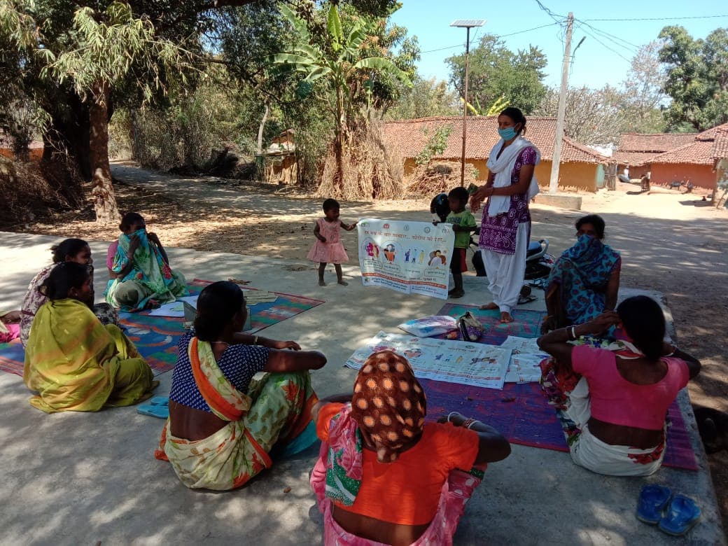 Coronavirus In Jharkhand : सखी मंडल की 23 लाख दीदियां कोरोना वॉरियर्स के रूप में ग्रामीणों को कर रहीं जागरूक, दुमका की सावित्री दीदी ने 100 से अधिक लोगों को लगवाये टीके