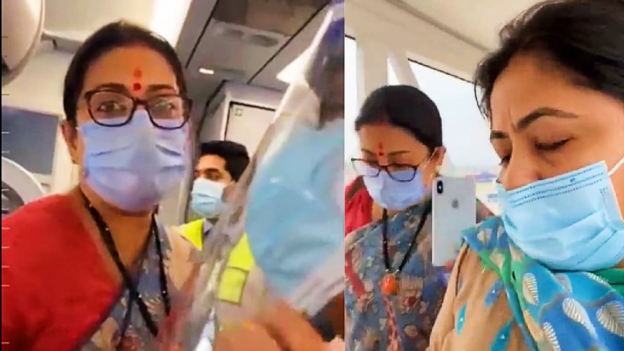 LPG Cylinder: रसोई गैस पर जमीन से आसमान तक छिड़ी जंग, विमान में स्मृति की कांग्रेस नेता से भिड़ंत