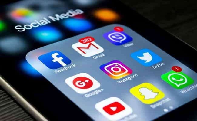 Lockdown : सड़क पर राजनीति करने पर लगी लगाम, सोशल मीडिया पर सियासी जंग जारी