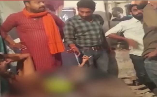 राजस्थान: दंपति ने बच्चों को जंजीरों से उल्टा लटकाया, दर्द से 8 घंटे तक चीखते रहे, मां बोलीं… राजस्थान: दंपति ने बच्चों को जंजीरों से उल्टा लटकाया, दर्द से 8 घंटे तक चीखते रहे, मां बोलीं…