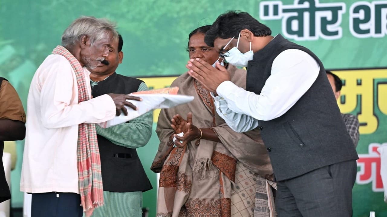 सोना-सोबरन धोती साड़ी योजना: बीपीएलधारी हैं, तो हेमंत सोरेन सरकार 10 रुपये में दे रही है धोती व साड़ी