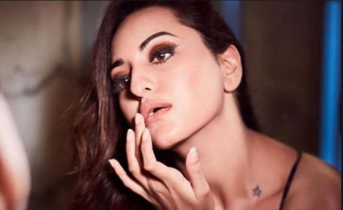 Sonakshi Sinha की इस तसवीर पर बवाल क्यों मचा है? जानें पूरा मामला Sonakshi Sinha की इस तसवीर पर बवाल क्यों मचा है? जानें पूरा मामला