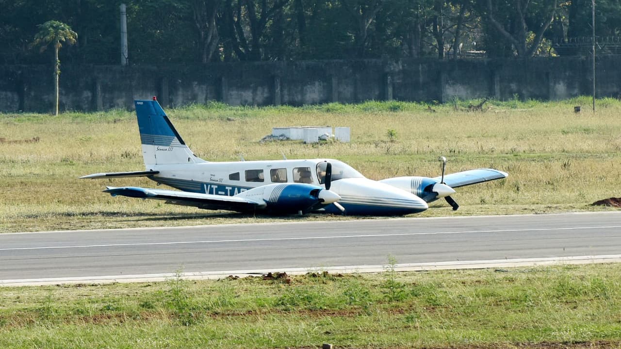 सोनारी एयरपोर्ट पर ट्रेनिंग दे रहा विमान लैंडिंग के वक्त दुर्घटनाग्रस्त, अगला हिस्सा सीधे जमीन से टकराया