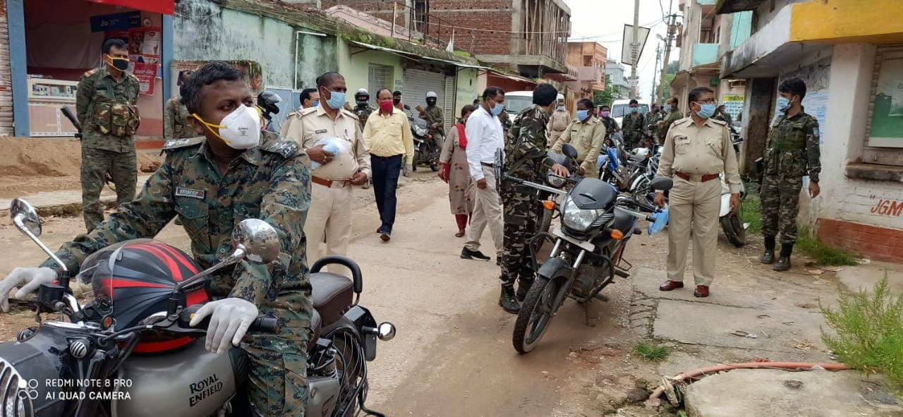 गुमला एसपी उतरे सड़क पर, मास्क नहीं पहनने वाले लोगों को फटकार लगाकर वसूला जुर्माना