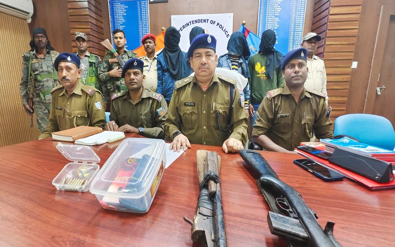Jharkhand Crime News: पलामू में स्कॉर्पियो से हथियार की तस्करी, दो बंदूक के साथ 8 गोली बरामद, 4 अरेस्ट