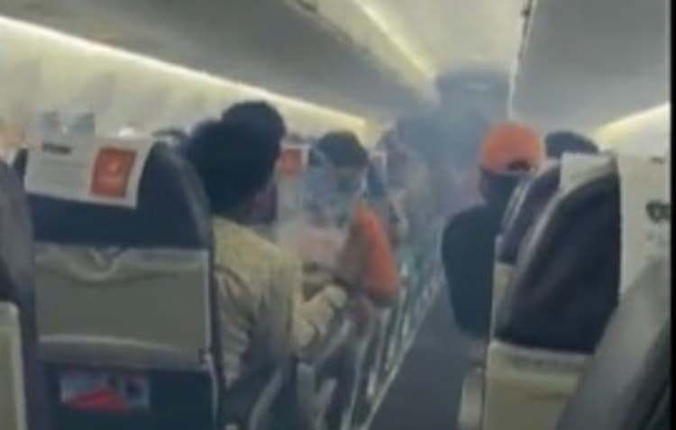 दिल्ली से जबलपुर जाने वाले स्पाइसजेट विमान से अचानक निकलने लगा धुआं, देखें वीडियो