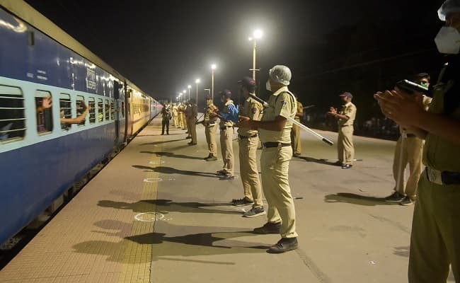 IRCTC Special Trains in Lockdown : 4 मई को चार स्पेशल ट्रेनें पहुंचेंगी बिहार, दिल्ली में फंसे लाखों लोगों को घर वापसी का अब भी इंतजार IRCTC Special Trains in Lockdown : 4 मई को चार स्पेशल ट्रेनें पहुंचेंगी बिहार, दिल्ली में फंसे लाखों लोगों को घर वापसी का अब भी इंतजार