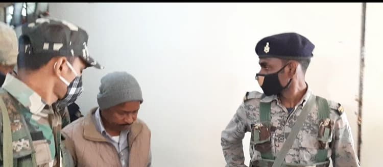 Jharkhand News : झारखंड के सरायकेला में पीएफ ऑफिस में छापामारी, एसीबी ने रिश्वत लेते हेड क्लर्क को किया अरेस्ट