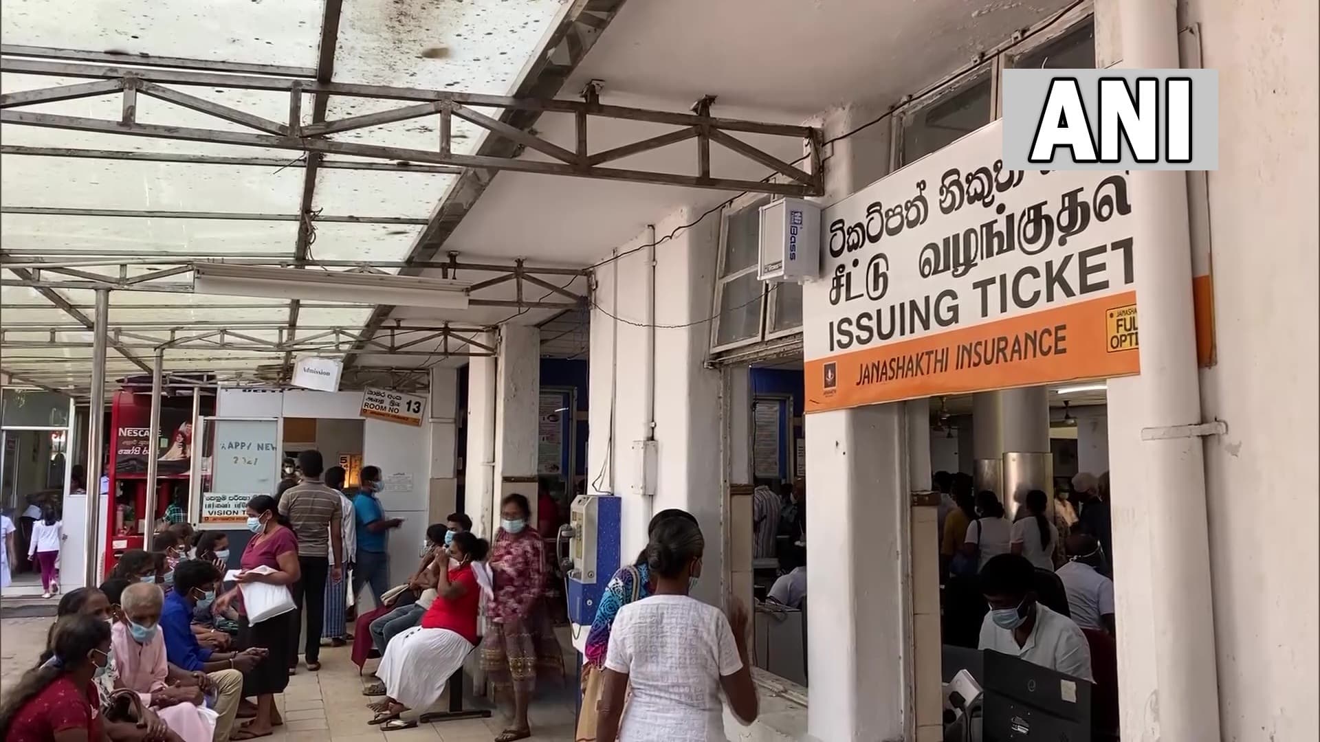 श्रीलंका में घोर आर्थिक संकट के बीच दवाइयों की किल्लत, घंटों लाइन लगाने के बाद भी नहीं मिल रही