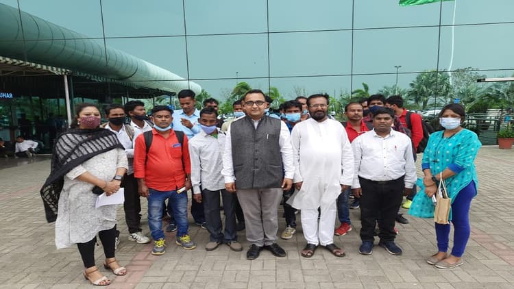 Jharkhand News:श्रीलंका में फंसे झारखंड के 19 मजदूरों का रांची पहुंचते ही स्वागत, वतन लौटते ही खिले चेहरे