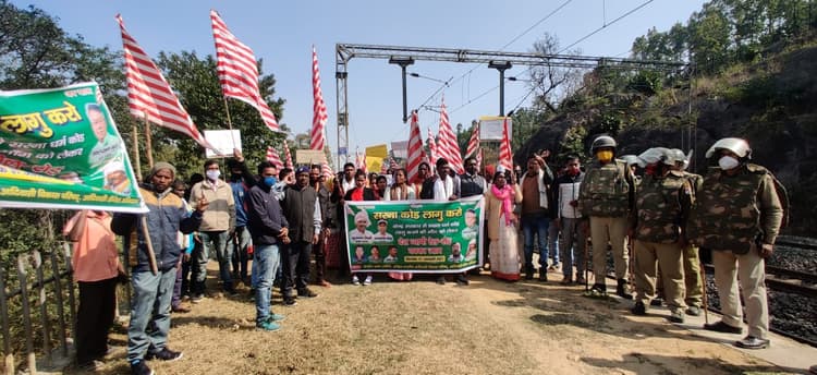 Sarna Code Latest News : सरना कोड लागू करने की मांग तेज, झारखंड समेत पांच राज्यों में सड़क पर उतरे आदिवासी, पुलिस तैनात