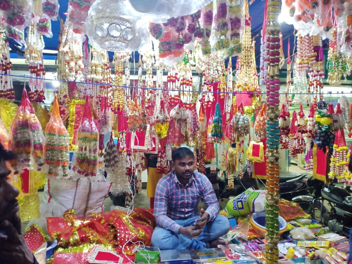 कोरोना के बाद सरस्वती पूजा तीन गुना तेज बही बसंती बयार, बाजार में रौनक के साथ दिख रहा जबर्दस्त उत्साह