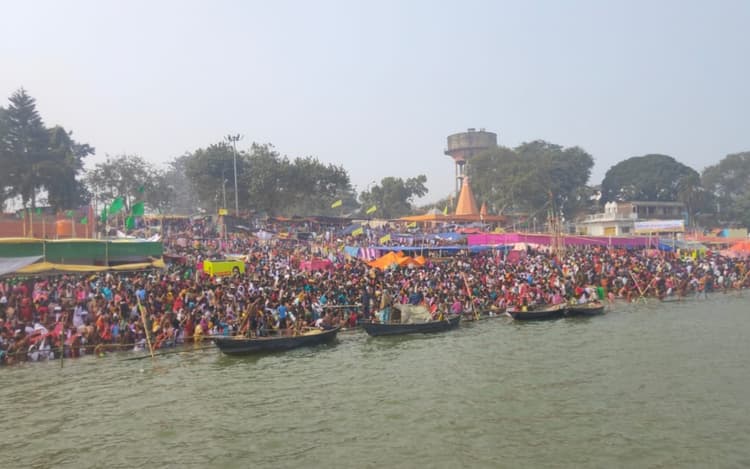 Magh Purnima 2023: माघ पूर्णिमा पर साहिबगंज के गंगा घाट में उमड़ी भक्तों की भीड़, लगाई आस्था की डुबकी