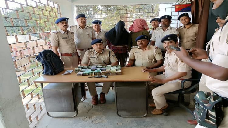 भागलपुर में पेट्रोल पंप कर्मी से लाखों रुपये लूटकर भागे, SSP ने की नाकेबंदी तो धराये लुटेरे, राशि बरामद