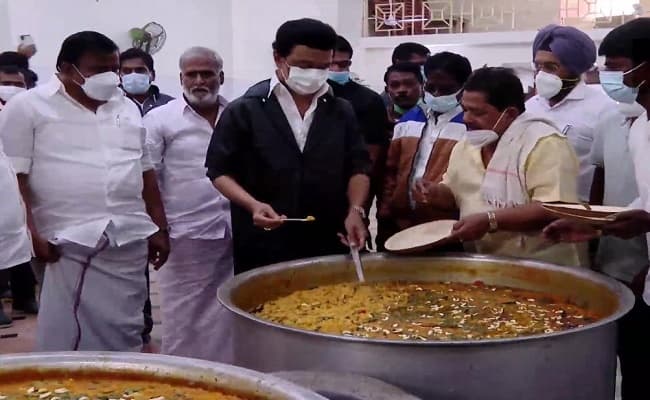 तमिलनाडु: सीएम स्टालिन ने बारिश से प्रभावित इलाकों का किया दौरा, बांटा भोजन