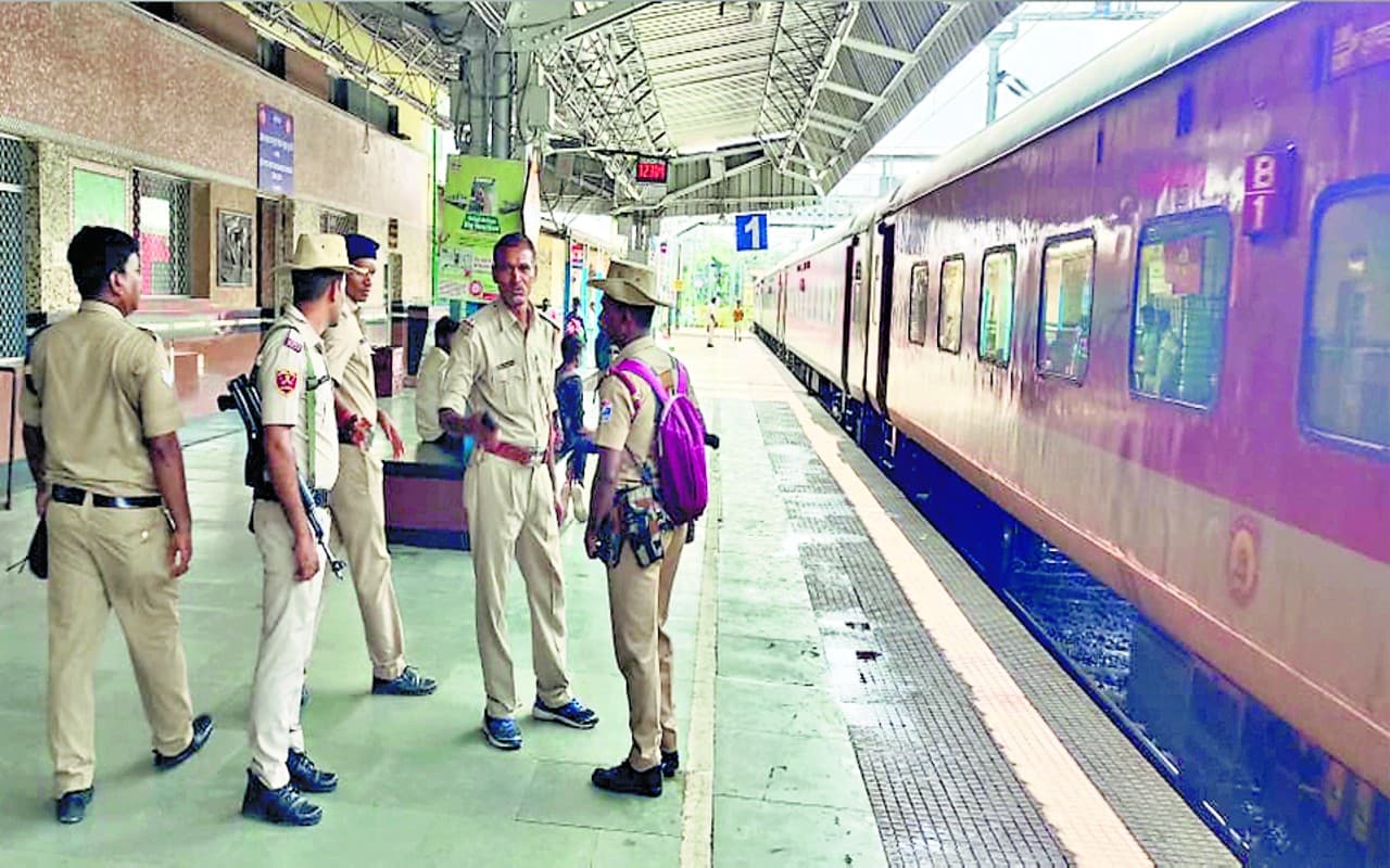 Durga Puja 2022: देवघर में दुर्गा पूजा को लेकर ट्रेनों में बढ़ायी सुरक्षा, पुलिस जवानों को किया तैनात Durga Puja 2022: देवघर में दुर्गा पूजा को लेकर ट्रेनों में बढ़ायी सुरक्षा, पुलिस जवानों को किया तैनात