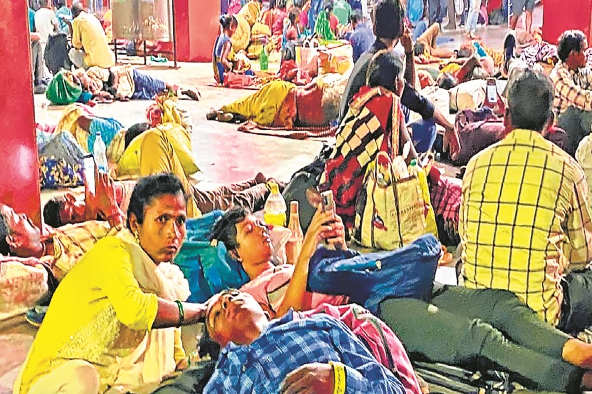 बिहार: बारिश की पानी में गल गये भागलपुर के इस थाने के रिकॉर्ड, धूप उगी तो सुखाने में लग गये पुलिसकर्मी