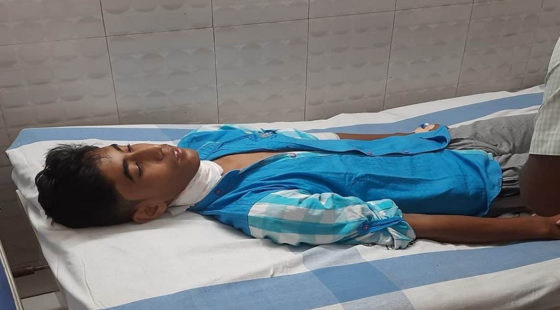 Bihar: क्लास में सीट के लिए हुआ झगड़ा तो दोस्तों ने छात्र के गले पर चाकू से किया हमला, जाने फिर क्या हुआ