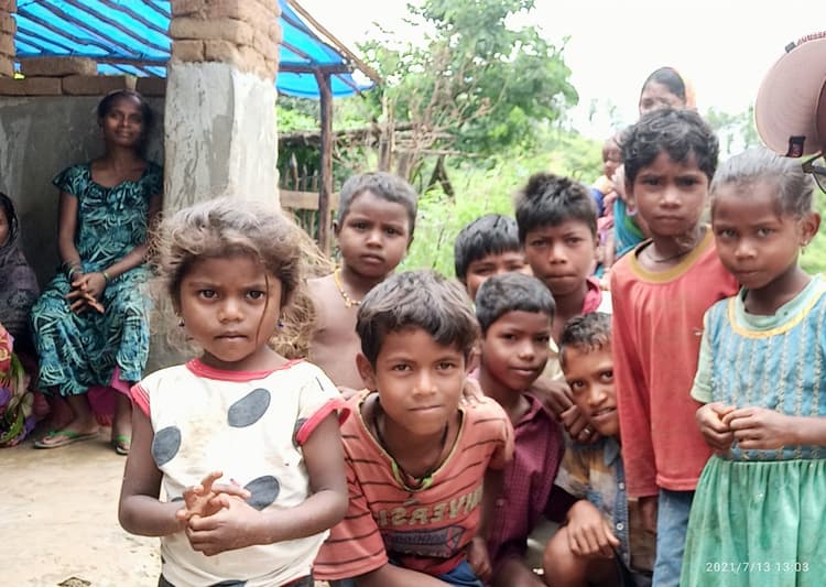 नक्सलियों के डर से झारखंड में नहीं लग रहा मोबाइल टावर, ऑनलाइन पढ़ाई के लिए नेटवर्क को तरस रहे बच्चे