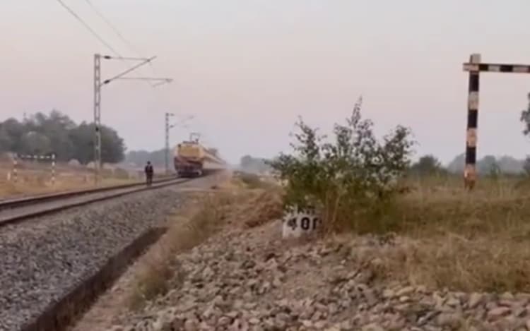 झारखंड में ट्रेन से कटकर युवक की आत्महत्या का Video सोशल मीडिया में हुआ Viral