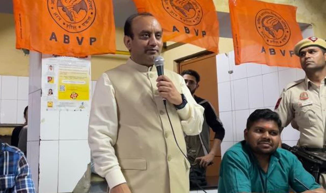 कर्नाटक चुनाव: 'माफिया अतीक अहमद के कसीदे पढ़ने वाले को कांग्रेस ने बनाया स्टार प्रचारक', भाजपा ने कसा तंज