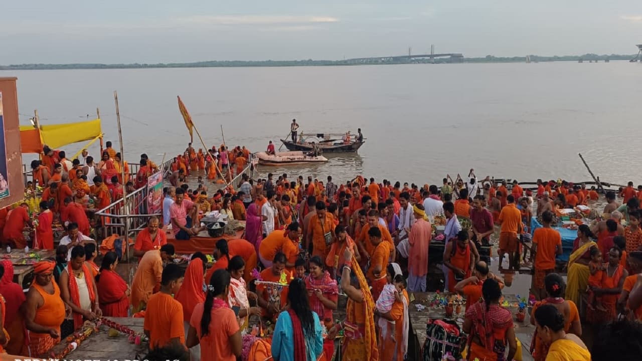 PHOTOS: सुल्तानगंज का अनोखा नजारा देखें, सावन की तीसरी सोमवारी पर खचाखच भरे दिखे कांवरिये..