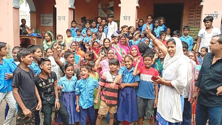 Bihar: शिक्षक अश्लील तरीके से समझा रहे थे बच्चा जन्म लेने की प्रक्रिया! हंगामे के बाद फरार, हुआ तबादला