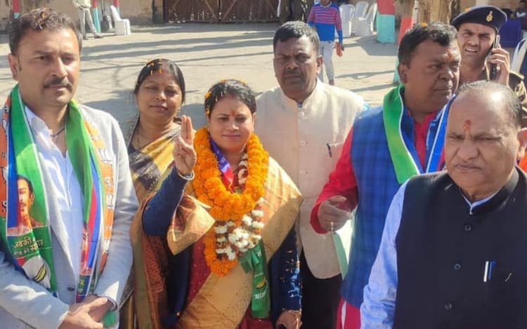 रामगढ़ उपचुनाव 2023 : रजरप्पा मंदिर में पूजा-अर्चना करके नामांकन करने पहुंचीं सुनीता चौधरी